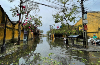 Ảnh: Quốc lộ 1A, tuyến đường ven sông Hoài ở phố cổ Hội An ngập sâu sau bão Noru