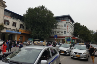 Cần tổ chức lại hoạt động taxi quanh ga Hà Nội