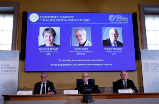 Giải Nobel Hóa học 2022 vinh danh 3 nhà khoa học Mỹ và Đan Mạch