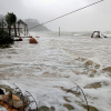Thừa Thiên - Huế: Nước biển dâng cao bất thường, đánh sập nhiều hàng quán ven biển