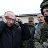 Ông Putin thăm trung tâm huấn luyện tân binh, bắn súng trường