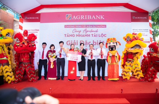 Agribank trao tặng tiếp 1 tỷ đồng cho khách hàng gửi tiền tiết kiệm