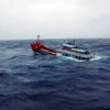 Tàu cá bị sóng lớn đánh chìm ở Trường Sa, 2 ngư dân mất tích