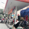 Hà Nội: Người dân vẫn xếp hàng chờ đổ xăng