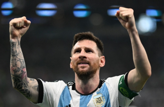 Messi ghi siêu phẩm, báo Argentina sung sướng gọi tên vị cứu tinh