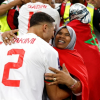 Chuyện xúc động sau bức ảnh ăn mừng ôm mẹ ăn mừng của sao Maroc ở trận thắng Bỉ