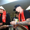 Dàn sao Dortmund đến Việt Nam, Marco Reus ký tặng CĐV tại sân bay