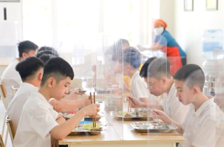 Hà Nội yêu cầu các trường kiểm soát chặt nguồn gốc thực phẩm bữa ăn bán trú