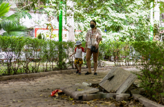Vườn hoa 52 tỷ đồng ở Hà Nội xuống cấp trầm trọng, thành nơi đổ rác