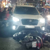 Hà Nội: Ô tô tông hàng loạt xe máy trên phố, nhiều người bị thương