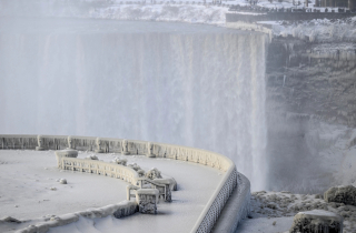 Bị đóng băng một phần, thác Niagara biến thành 'xứ sở cổ tích'