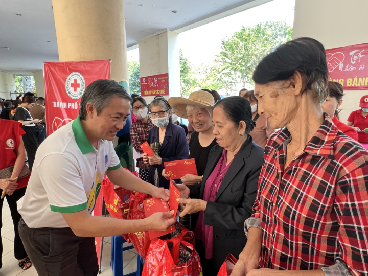 PVFCCo mang Xuân yêu thương - Tết sẻ chia đến các hoàn cảnh khó khăn (1)