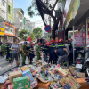 TP.HCM: Sập cửa hàng Circle K, cảnh sát cật lực cứu người mắc kẹt