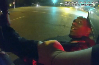 Công bố video gây sốc cảnh sát Mỹ đánh đập dã man người da màu