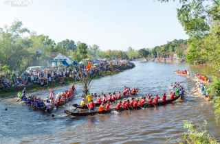 Hàng ngàn người dân Huế cổ vũ giải đua ghe truyền thống trên sông Vực