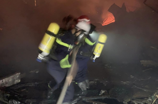 Dập tắt đám cháy kho xưởng rộng 1.500m2