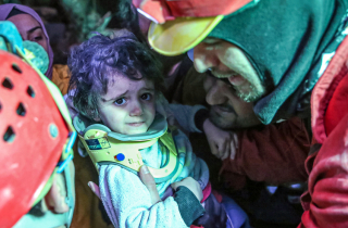 Bé gái hai tuổi lành lặn sau 44 giờ kẹt dưới tòa nhà sập vì động đất ở Thổ Nhĩ Kỳ