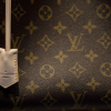 Louis Vuitton và công thức thống trị thế giới xa xỉ: Bán 'di sản', sản xuất hạn chế khiến khách hàng bất chấp mua dù giá 'trên trời'