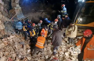 Cảnh sát Việt Nam đưa 4 thi thể bị vùi lấp sau động đất ở Thổ Nhĩ Kỳ ra ngoài