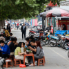 Muôn kiểu 'cướp' vỉa hè ở Hà Nội, đẩy người đi bộ xuống lòng đường