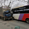 Xe tải biến dạng sau va chạm với xe khách, 7 người thương vong