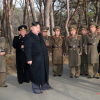 Con gái ông Kim Jong-un sánh bước bên cha thị sát tập trận