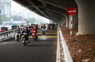 Hà Nội: Thông xe tuyến đường tạm tại dải phân cách trên đường Nguyễn Xiển