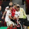 Hậu vệ Man Utd chấn thương nặng, được 2 cầu thủ Sevilla bế ra khỏi sân