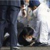 Khoảnh khắc vật thể lạ phát nổ gần Thủ tướng Nhật Bản