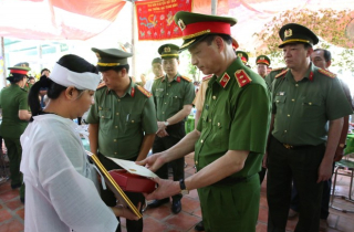 Thăng cấp bậc hàm Trung tá cho chiến sỹ Cảnh sát giao thông hy sinh trong khi bắt đối tượng vận chuyển ma túy