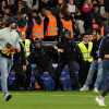 Cổ động viên đối thủ tràn xuống sân khi Barca ăn mừng chức vô địch