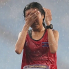 VĐV Campuchia vừa chạy vừa khóc dưới mưa dùng tiền thưởng trả nợ cho mẹ