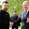 Tổng thống Ukraine quên điện thoại trên xe ô tô khi thăm Berlin, Đức