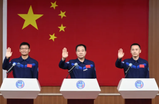 Trung Quốc đưa phi hành gia dân sự đầu tiên vào vũ trụ