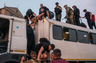 Người dân chạy trốn sau hậu tuyên bố trái ngược của Nga-Ukraine về vụ vỡ đập