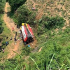 Gần 30 người thoát nạn sau khi xe khách lao xuống sườn đồi ở Phú Thọ