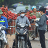 Bắc Giang: Nông dân ào ạt thồ vải thiều đi cân bán, phố phường được nhuộm đỏ ối