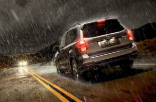 Có nên bật đèn khẩn cấp khi lái xe dưới trời mưa?