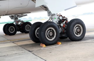 Lốp máy bay liên tục dính đinh, yêu cầu tăng cường vệ sinh khu bay