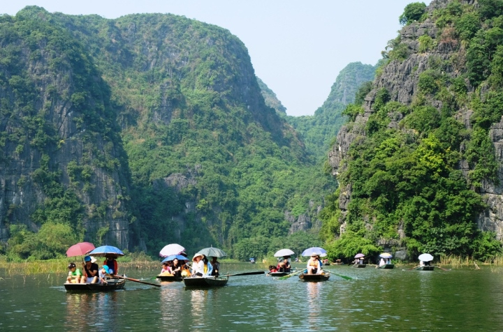 nhieu-khach-du-lich-ngo-nganh-bat-ngo-nhan-duoc-thong-tin-khu-du-lich-tam-coc-bich-dong-tam-dung-don-khach-23064139 (1)