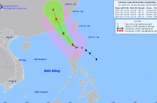 Bão Doksuri giật trên cấp 17 áp sát Biển Đông, biển động dữ dội
