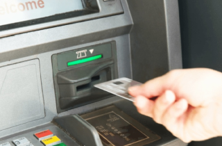 Làm gì khi bị nuốt thẻ tại cây ATM khác ngân hàng?
