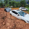 Sạt lở đất ở huyện Sóc Sơn khiến nhiều xe ô tô bị vùi lấp