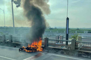 Hà Nội: Xe máy cháy trơ khung trên cầu Vĩnh Tuy, giao thông ùn tắc