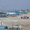 Hơn 20 chuyến bay không thể cất/hạ cánh từ sân bay quốc tế Nội Bài do mưa giông