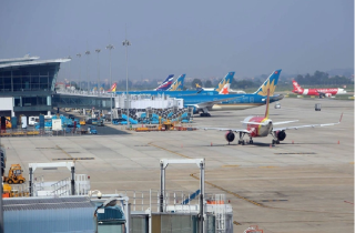 Hơn 20 chuyến bay không thể cất/hạ cánh từ sân bay quốc tế Nội Bài do mưa giông
