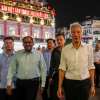Thủ tướng Singapore dạo phố đi bộ, thăm đền Ngọc Sơn