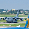 Máy bay vận tải khổng lồ của Không quân Mỹ đến Hà Nội