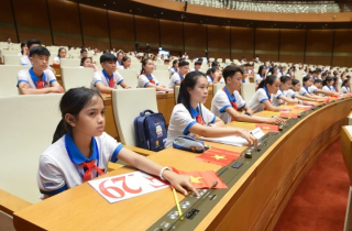 263 trẻ em đóng vai đại biểu Quốc hội, họp trong hội trường Diên Hồng