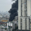 Cháy nhà cao tầng trên phố Vũ Trọng Phụng, khói đen cuồn cuộn bốc cao